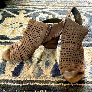 Vince Camputo Derichie bootie heels 7.5